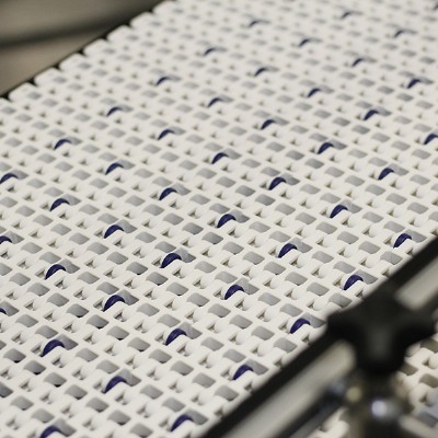 带与蓝色嵌入式滚轮的特写